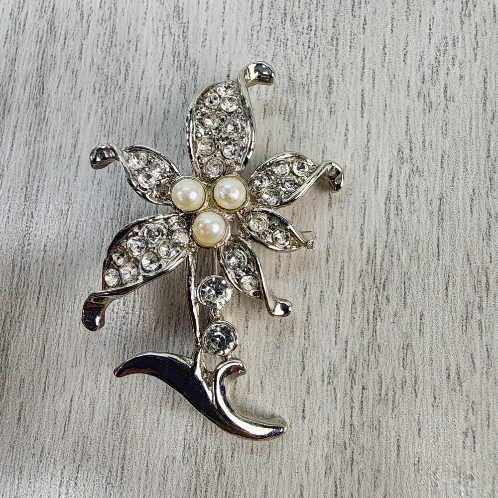 Vintage Daisy Floral Brooch Pin Silver Tone Clear Glass Gem Faux Pearl Scarf Pin